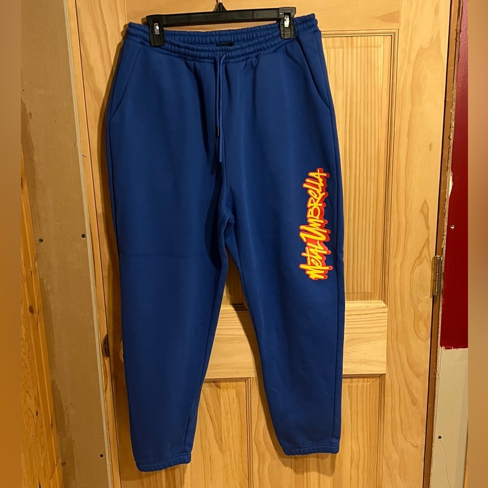 Men’s XL Metal Umbrella sweatpants.